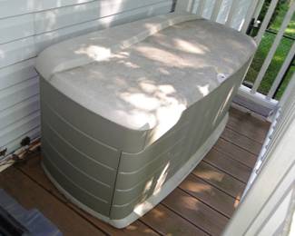 Rubbermaid Storage container