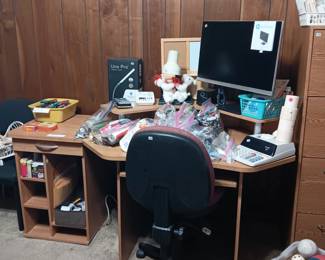 Dorm Desk & HP Monitor