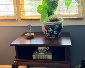 Bombay End Table w/Swival