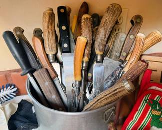 Assorted knives, many with antler handles