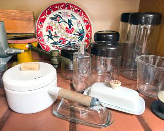 Assorted kitchenwares