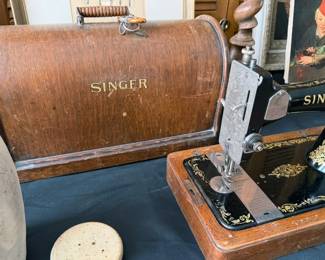 1920s Singer sewing machine with case