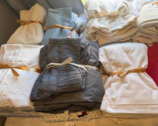 Queen size bed sheet sets. 