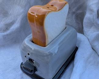 Salt and pepper shakers. Collectibles 