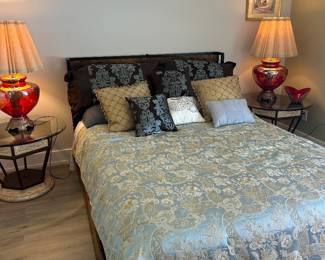 Queen bed 