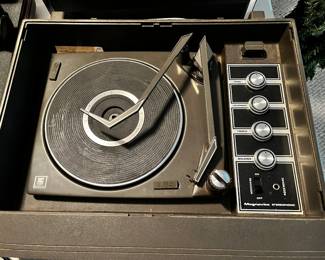 #215 Vintage Magnavox Stereophonic Portable Record Player/Turntable $40.00