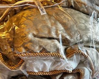 #236 Queen Comforter with 2 shams and skirt $35.00
