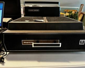 #215 Vintage Magnavox Stereophonic Portable Record Player/Turntable $40.00