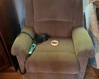 #136 Lazy Boy Lift Recliner - seat Width 22" - Working $300.00
