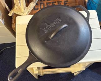 Lodge 10 1/4 Cast Iron Skillet with Lid