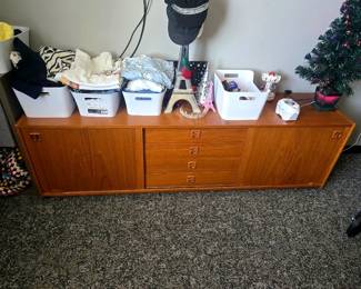 FB P39 Teak dresser with drawers Damaged at bottom