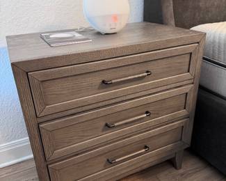 Nightstand (1/2)
