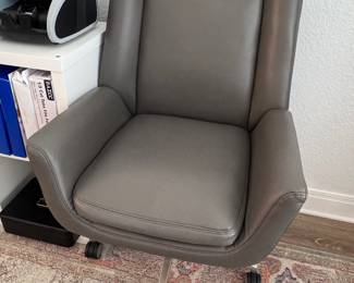 Rolling desk chair