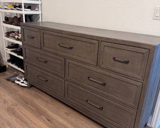 Dresser (2/2)