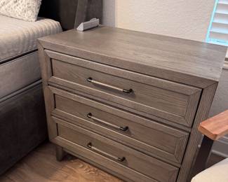Nightstand (2/2)
