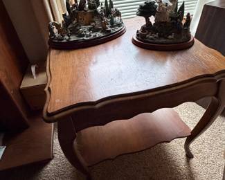 great table and holiday cresh sets