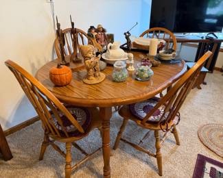 kitchen table and decor