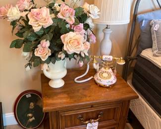 nite stand, floral, vintage phone, lamp