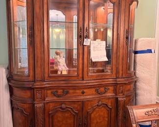 Drexel Heritage lighted china cabinet, has matching table with leaves and 4 chairs