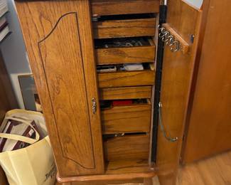 Vintage jewelry stand up jewelry box
