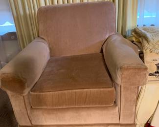 Velvet pink chair in very good condition