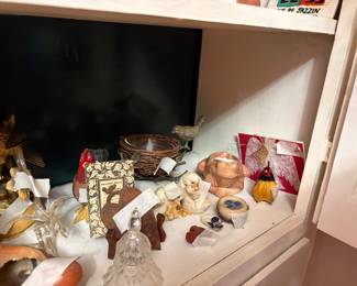Built in shelves in dining room - lots of really neat collectibles