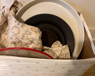 Lids & miscellaneous in basket
