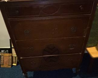 Vintage Mahogany Veneer Serpentine Chest of Drawers with Medallion Carvings