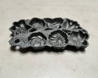 John Wright Cast Iron Flower Muffin Pan (2/5)