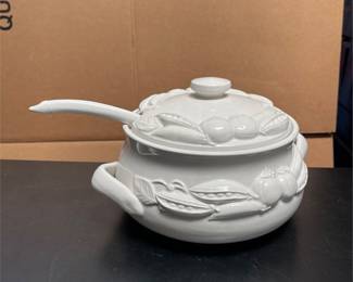 White Ceramic Vegetable Relief Soup Tureen with Ladle (3/4)