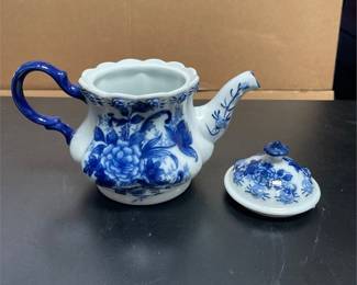 Blue and White Floral Porcelain Teapot with Lid (4/5)