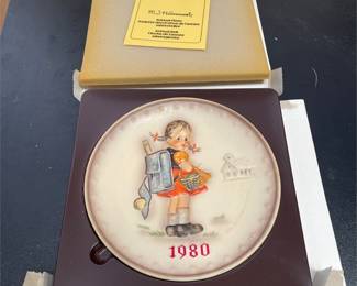 Goebel M.J. Hummel 1980 School Girl Annual Plate (2/4)