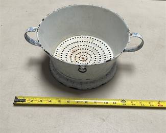 Blue-and-White Enamelware Pedestal Colander (6/6)