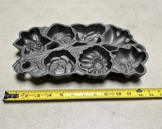 John Wright Cast Iron Flower Muffin Pan (5/5)