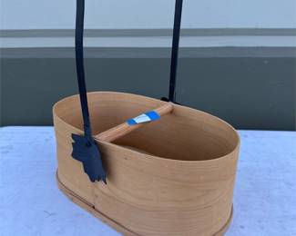 Oval Bentwood Basket with Metal Swing Handle (2/2)