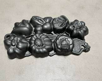 John Wright Cast Iron Flower Muffin Pan (3/5)