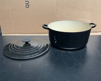 Matte Black Enameled Cast Iron Dutch Oven (3/5)