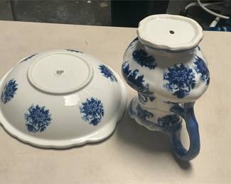Cracker Barrel Blue and White Pitcher and Basin Set (3/5)