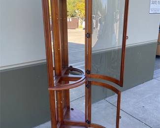 Pulaski Bowfront Lighted Corner Curio Cabinet (4/6)