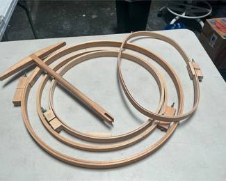 Wooden Quilting and Embroidery Hoops with Support (2/5)