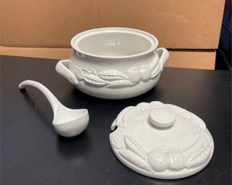 White Ceramic Vegetable Relief Soup Tureen with Ladle (4/4)