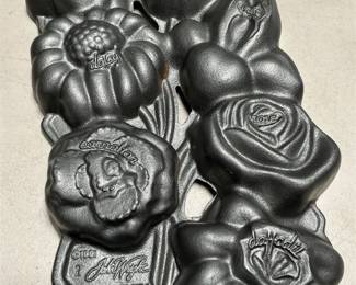 John Wright Cast Iron Flower Muffin Pan (4/5)