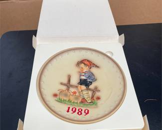 Goebel M.J. Hummel 1989 Farm Boy Annual Plate with Box (2/4)