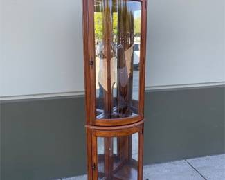 Pulaski Bowfront Lighted Corner Curio Cabinet (2/6)
