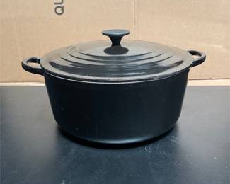 Matte Black Enameled Cast Iron Dutch Oven (2/5)