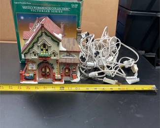 Santa’s Workbench Patchworks Quilt Shoppe Lighted House (2/4)