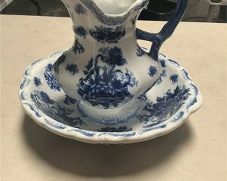 Cracker Barrel Blue and White Pitcher and Basin Set (2/5)