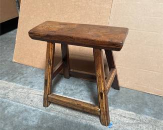 Primitive Wooden Stool with Mortise and Tenon Joinery (2/4)