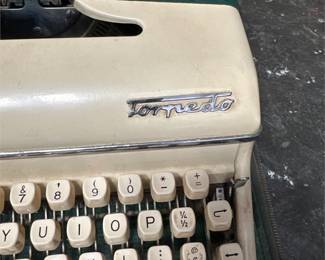 Torpedo 18-B Portable Typewriter with Carrying Case (2/4)