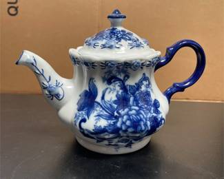 Blue and White Floral Porcelain Teapot with Lid (2/5)